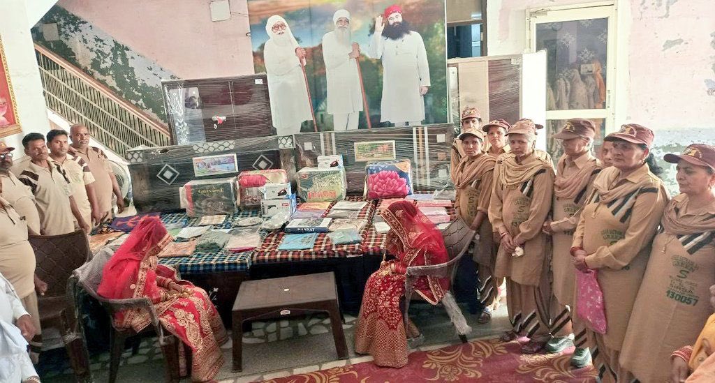 LectBrar's tweet photo. It is always great to see how Dera Sacha Sauda people come forward to help the millions by doing welfare works under the guidance and blessings of their guru Saint Ram Rahim Ji.#Aashirwad
#SaturdayVibes https://t.co/xktO64bjPf