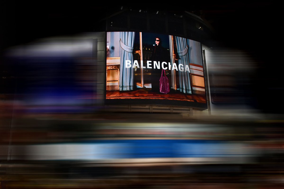 PPKrit_Ent's tweet photo. ‘พีพี กฤษฏ์’ แบรนด์แอมบาสเดอร์ของ Balenciaga ร่วมถ่ายแคมเปญ Balenciaga Spring 24 ร่วมกับ Michelle Yeoh แบรนด์แอมบาสเดอร์คนล่าสุด และ friends of the House อย่าง Malgosia Bela, Arthur Del Beato, Eva Herzigova, Soo Joo Park, และ Khadim Sock 📸

#Balenciaga
#PPKritt https://t.co/lQxT0sttAw