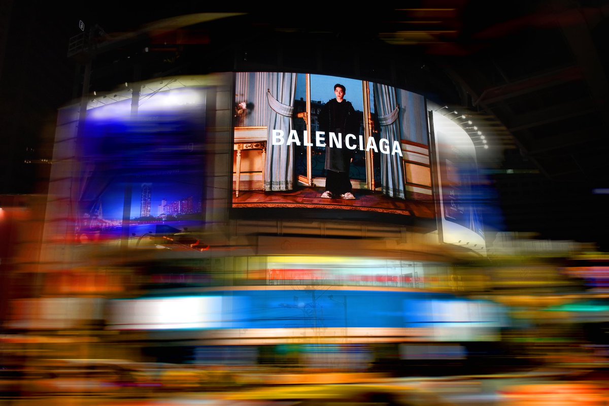 PPKrit_Ent's tweet photo. ‘พีพี กฤษฏ์’ แบรนด์แอมบาสเดอร์ของ Balenciaga ร่วมถ่ายแคมเปญ Balenciaga Spring 24 ร่วมกับ Michelle Yeoh แบรนด์แอมบาสเดอร์คนล่าสุด และ friends of the House อย่าง Malgosia Bela, Arthur Del Beato, Eva Herzigova, Soo Joo Park, และ Khadim Sock 📸

#Balenciaga
#PPKritt https://t.co/lQxT0sttAw