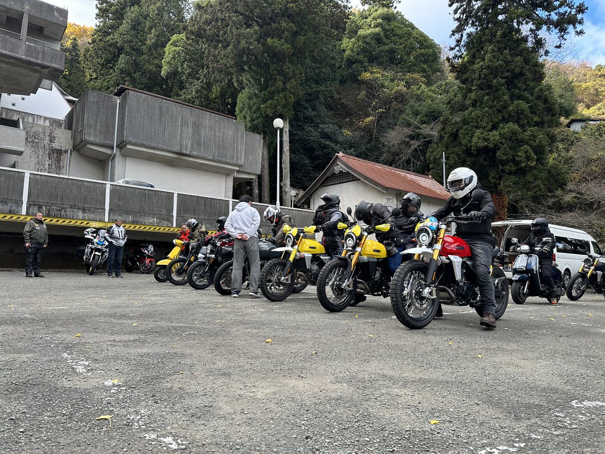 ryo_book's tweet photo. 朝イチ10:00の回から試乗お越し頂いてます!
午後もたっぷり20分毎に15:40まで試乗できます!
#fantic #brixton #lambretta #motorists #smotorcycle #autoshopyoshimasa #shinsfactory https://t.co/3fQuTNseZh