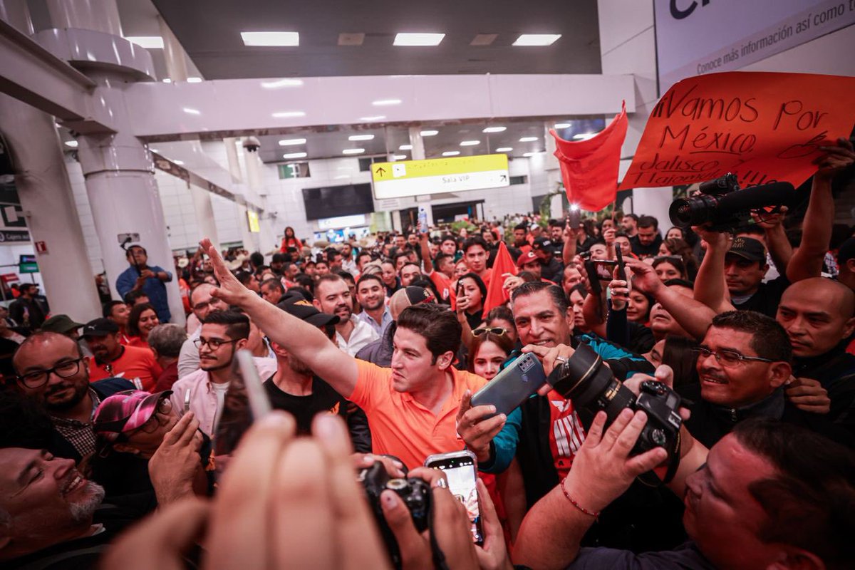 El día de hoy, Claudia Sheinbaum y Samuel García llegaron prácticamente a la misma hora a Guadalajara.

Juzguen ustedes el recibimiento a cada uno: