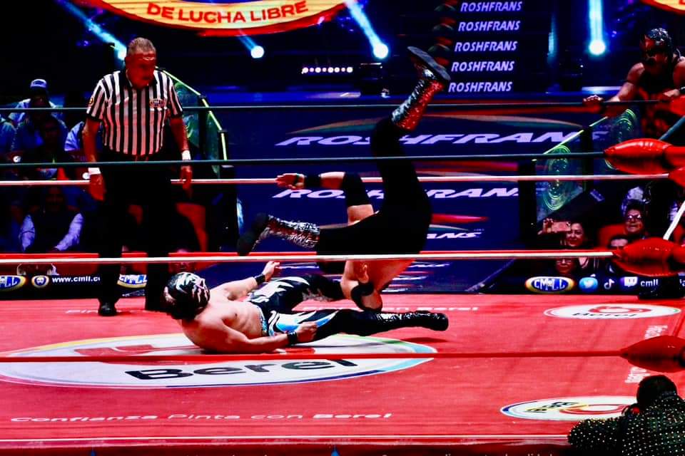 LaTijeraLucha's tweet photo. Para abrir el #ViernesEspectacular, la tercia técnica de #Fuego, #OroJr y #BrillanteJr remando contra corriente logra vencer a los experimentados, #Nitro, #SangreImperial y #Grako desde la monumental #ArenaMexico...
#latijeraluchalibre https://t.co/qkZnKH9pHW