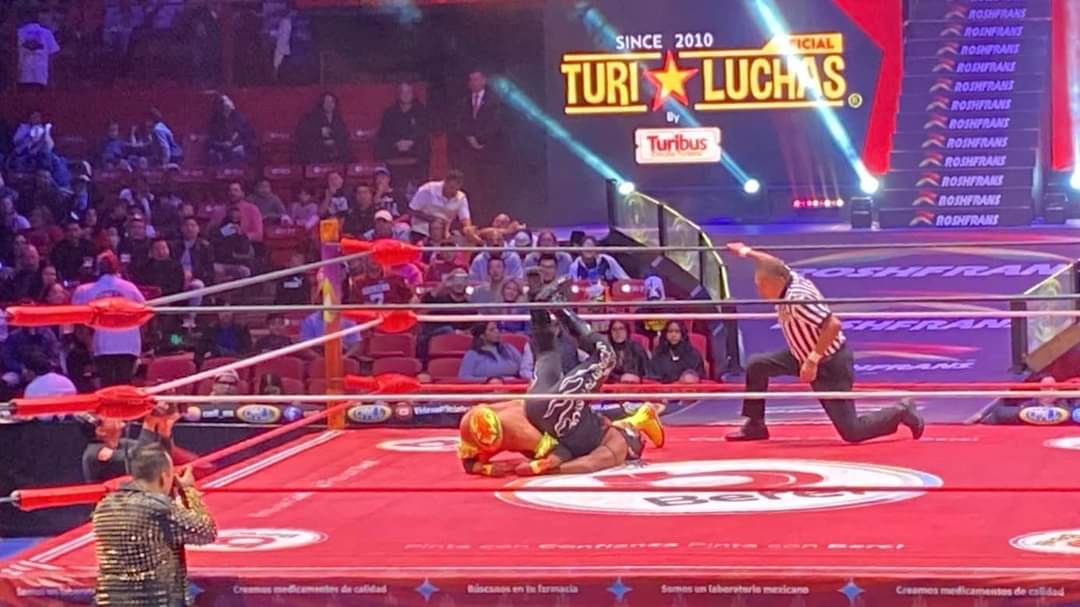 LaTijeraLucha's tweet photo. Para abrir el #ViernesEspectacular, la tercia técnica de #Fuego, #OroJr y #BrillanteJr remando contra corriente logra vencer a los experimentados, #Nitro, #SangreImperial y #Grako desde la monumental #ArenaMexico...
#latijeraluchalibre https://t.co/qkZnKH9pHW