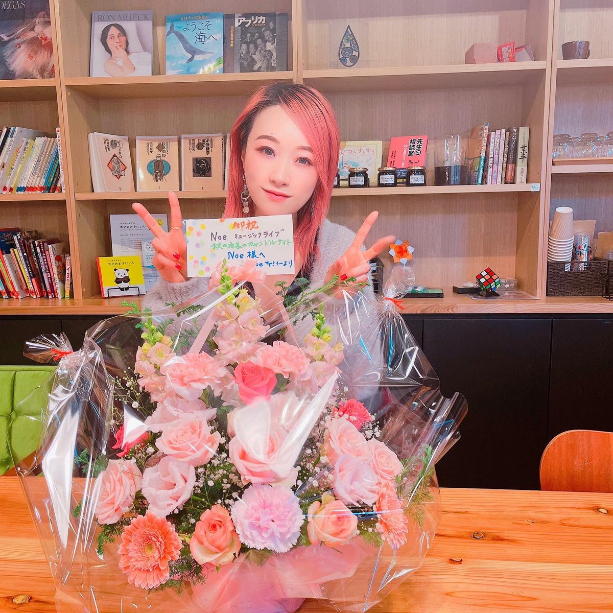 CandleNoe's tweet photo. 会場ついたらファンクラブの皆さんから素敵なプレゼントが届いてた😊
今日は2公演!
ありがとう、たのしむねぇ。
#埼玉 #さいたま市 #commonscafe #Noe #singersongwriter #10th #handsome https://t.co/MNHVan7arU