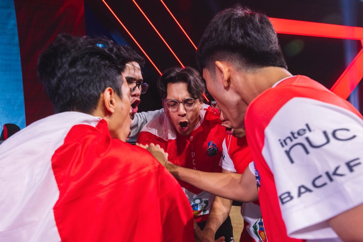 ¡🇵🇪<a href="/ZeneSportsla/">Zen eSports</a> subcampeon del #RedBullCampusClutch 2023!

Representando a 🇵🇪Perú llegaron a la final, pero perdieron 1-3 🇮🇩Garuda. Destacar que durante el torneo derrotaron a 🇹🇷, 🇨🇦 y 🇫🇷. Este fue el roster:

🇵🇪<a href="/WeboDeus/">WeboDeus</a>
🇵🇪<a href="/fabxlx/">fabb</a>
🇵🇪<a href="/W1chii/">W1chi</a>
🇵🇪<a href="/Sayledd/">SAYLED</a>
🇵🇪<a href="/Xutwell/">Xuto</a>
🇵🇪<a href="/giaNcoach/">giaNco</a>