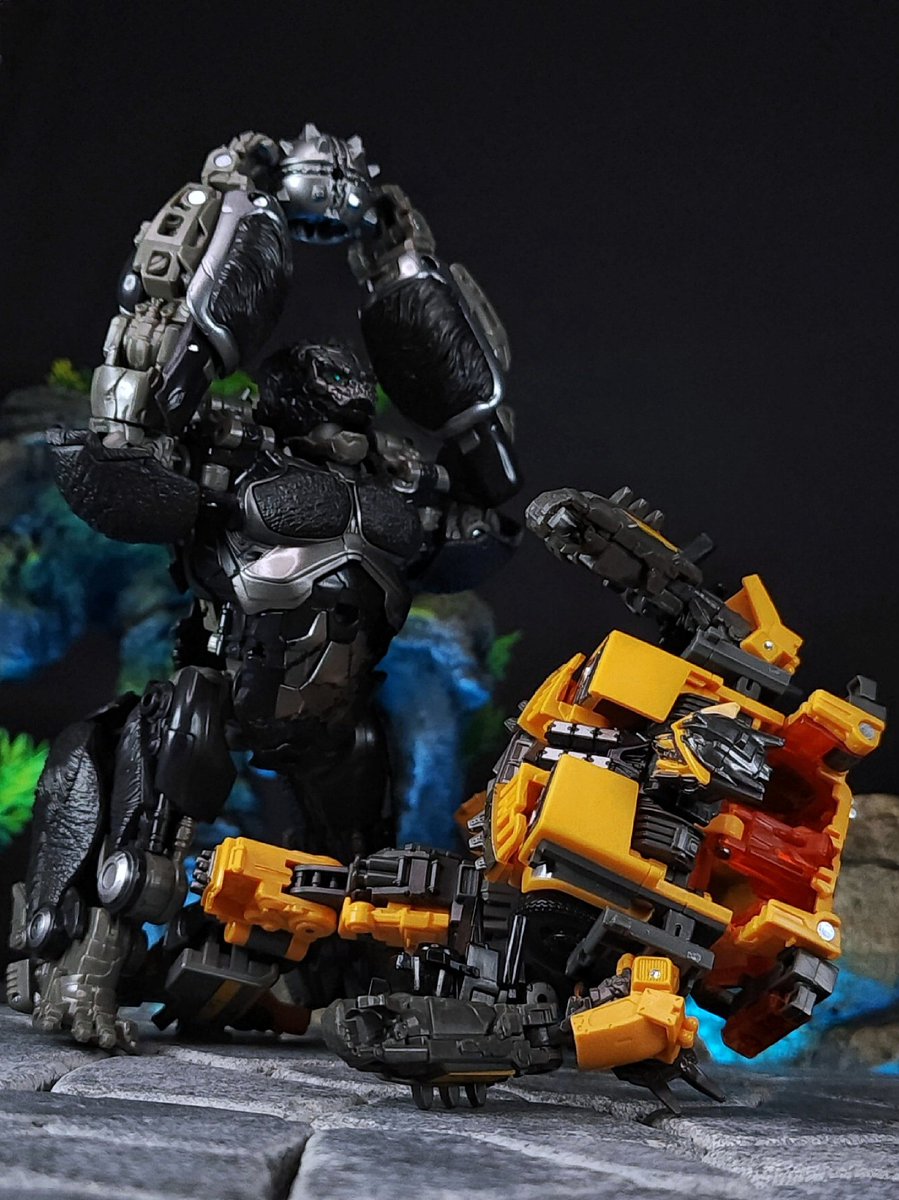 Optimus Primal vs Battletrap 
#transformers #toycollector #toyphotography #rotb