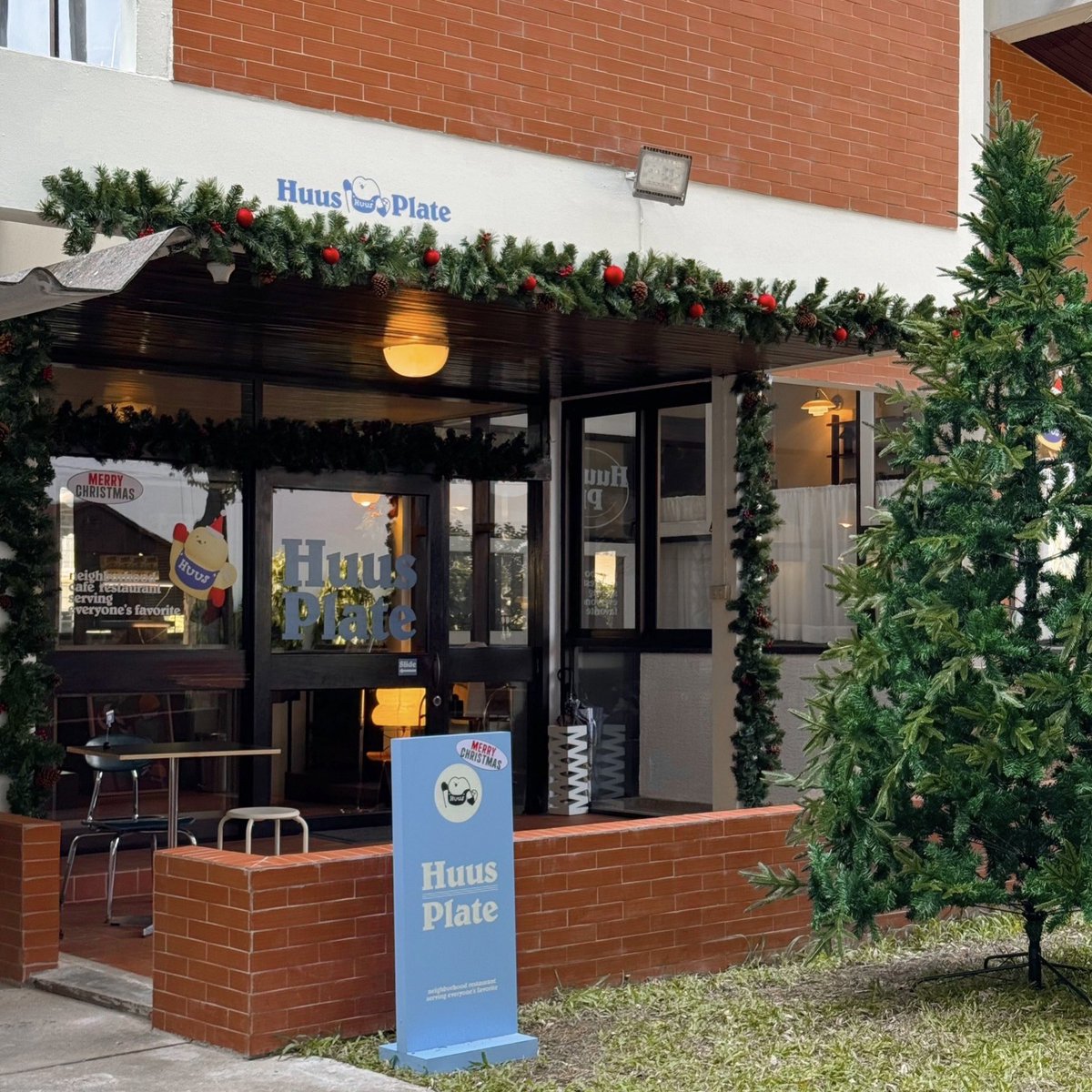 ThaNudChim's tweet photo. #คาเฟ่HUUSจัดธีมคริสมาสต์สุดfestiveที่BTSบางจาก

🎄🎅🏻 สุดจะน่ารัก เมื่อ Huus Plate คาเฟ่ที่เพิ่งเปิดใหม่ใกล้ BTS บางจาก นางจัดธีม huus christmas ที่รอคอยแล้ว น่ารักมาก เนรมิตให้ festive สุดๆ มีน้องบีเวอเป่าลมด้วยน่ารักมาก ต้องมากันนะคะ

นางมาพร้อมเมนูคริสมาสต์ด้วย กรี้ดดด
🍞🍫 Christmas Nutella Crunchy Toast (285.-)
🍒🍫 Cherry - Chocolate Mousse (195.-)
🍵🍓 Matcha Strawberry Christmas Cloudy (165.-)
☕️🍪 Santa Chocolate Set (Hot / Iced) (195.-)
🍏🥤 Jolly Green Apple Soda (150.-)
แกรมันน่ารีกไปหมด แล้วที่สำคัญ อร่อยด้วยอ่ะ เลิฟสุดๆ ชอบตัวมูสช็อกโกแลตมาก เข้มถึงใจ ตัวโทสต์ก็มีต้นคริสมาสต์น่ารักๆด้วย

⏰ 9.30 - 18.00 (Last Order 17.30)
❌ ปิดวันจันทร์
📍 ซอยสุขุมวิท 60 (เข้าไป 100 เมตร)
🚝 BTS บางจากทางออก 5 เดินประมาณ 200 m.
🚙 จอดรถได้บริเวณบ้าน 6-7 คัน นอกจากนั้นตามในซอยสุขุมวิท 60 ได้เลย
📲 จองโต๊ะ : 0982836520 / Line@ : @huusofbread
🛵 Delivery : Grab / Lineman / Robinhood