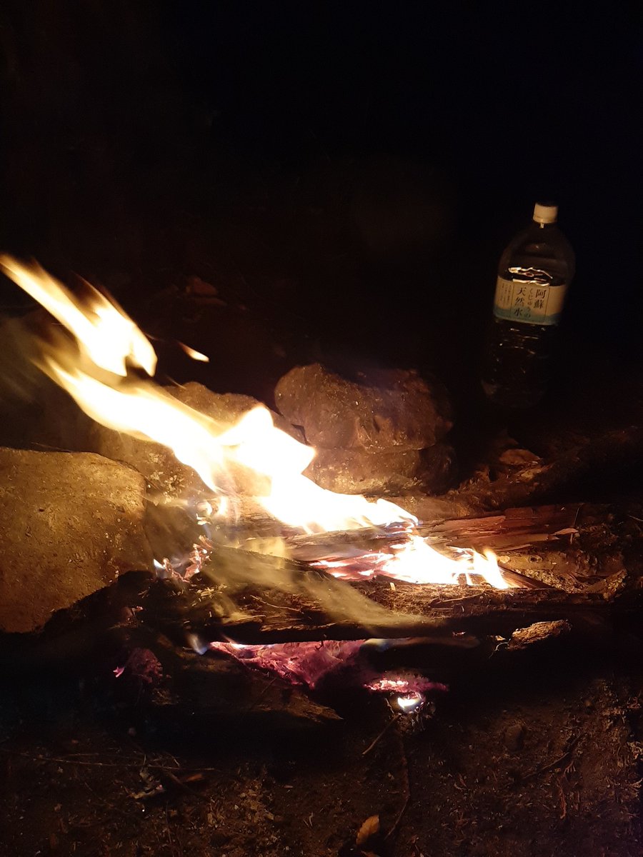 昨夜は気温が１℃まで下がりました😭
よって焚き火で暖をとらないと寒すぎて寝れずに大変でした😰
一昨日は夏みたいに日差しが強く、日中は22℃まで上がりました☀️
20℃近い寒暖差には流石に身体が驚いたそうです💦
きちんと防寒対策をしましょう⛺