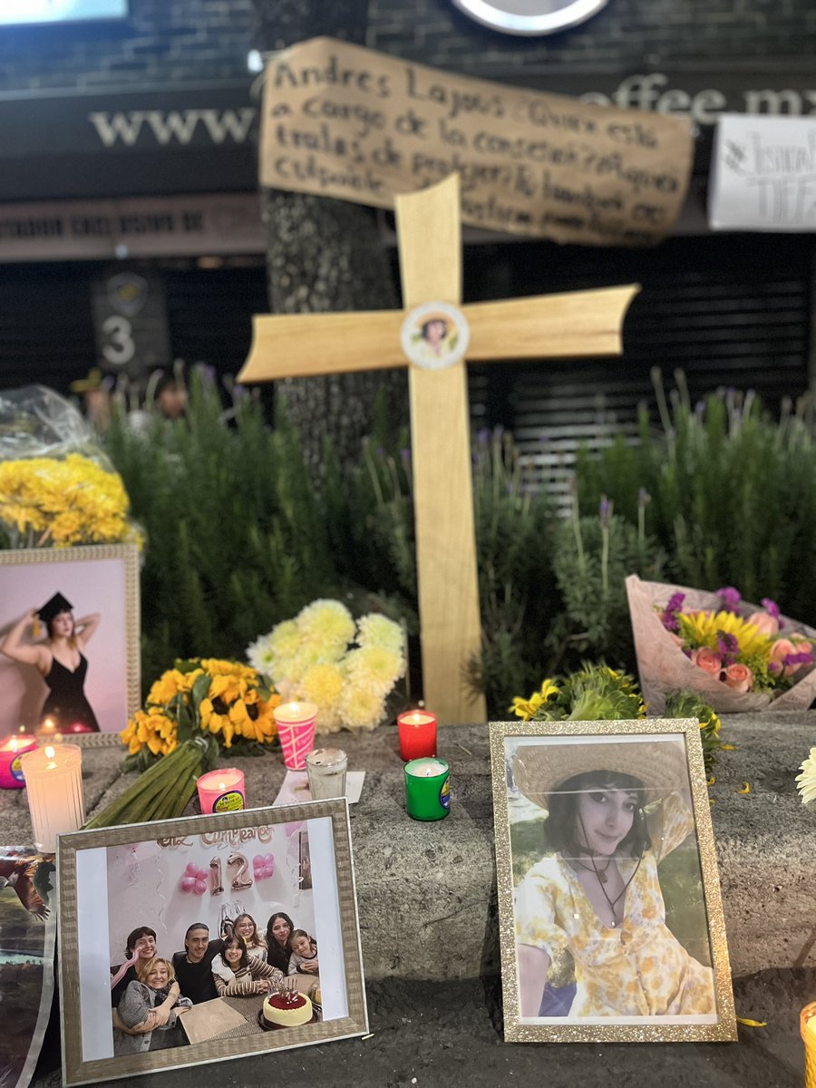 BicireporteraDF's tweet photo. Cada vela es una esperanza de que no un ciclista más muera en esta ciudad. 
Desgarradores momentos se vivieron hoy durante el homenaje pacifico rendido a Tiffany. Escuchar a su mamá, tíos, primos, amigos y su pareja hablar sobre la luz que irradiaba me recuerda que ninguna muerte es en vano. Estuvo presente el padre de #Jessica, ciclista también atropellada y muerte hace menso de un mes en circuito interior quien hoy, comparte el mismo dolor que la familia de Tiffany.
Nadie queremos ser ellos, nadie queremos estar en su lugar, despidiendo a alguien que amamos, nadie queremos que sigan existiendo familias destruidas.
Exigimos justicia, exigimos un cambio, exijamos nuestro derecho a rodar segurxs y que nunca estemos en el lugar de los que ya no están.
.
#lutociclista #justiciaparatiffany #justiciaparajessica