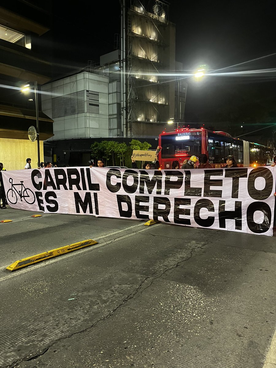 BicireporteraDF's tweet photo. Cada vela es una esperanza de que no un ciclista más muera en esta ciudad. 
Desgarradores momentos se vivieron hoy durante el homenaje pacifico rendido a Tiffany. Escuchar a su mamá, tíos, primos, amigos y su pareja hablar sobre la luz que irradiaba me recuerda que ninguna muerte es en vano. Estuvo presente el padre de #Jessica, ciclista también atropellada y muerte hace menso de un mes en circuito interior quien hoy, comparte el mismo dolor que la familia de Tiffany.
Nadie queremos ser ellos, nadie queremos estar en su lugar, despidiendo a alguien que amamos, nadie queremos que sigan existiendo familias destruidas.
Exigimos justicia, exigimos un cambio, exijamos nuestro derecho a rodar segurxs y que nunca estemos en el lugar de los que ya no están.
.
#lutociclista #justiciaparatiffany #justiciaparajessica