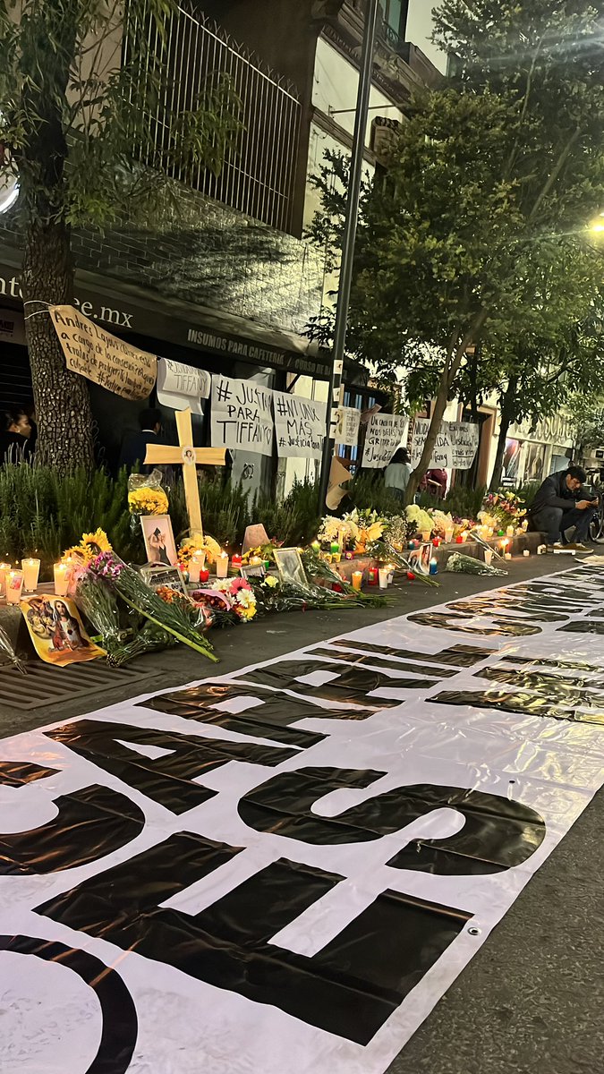 BicireporteraDF's tweet photo. Cada vela es una esperanza de que no un ciclista más muera en esta ciudad. 
Desgarradores momentos se vivieron hoy durante el homenaje pacifico rendido a Tiffany. Escuchar a su mamá, tíos, primos, amigos y su pareja hablar sobre la luz que irradiaba me recuerda que ninguna muerte es en vano. Estuvo presente el padre de #Jessica, ciclista también atropellada y muerte hace menso de un mes en circuito interior quien hoy, comparte el mismo dolor que la familia de Tiffany.
Nadie queremos ser ellos, nadie queremos estar en su lugar, despidiendo a alguien que amamos, nadie queremos que sigan existiendo familias destruidas.
Exigimos justicia, exigimos un cambio, exijamos nuestro derecho a rodar segurxs y que nunca estemos en el lugar de los que ya no están.
.
#lutociclista #justiciaparatiffany #justiciaparajessica