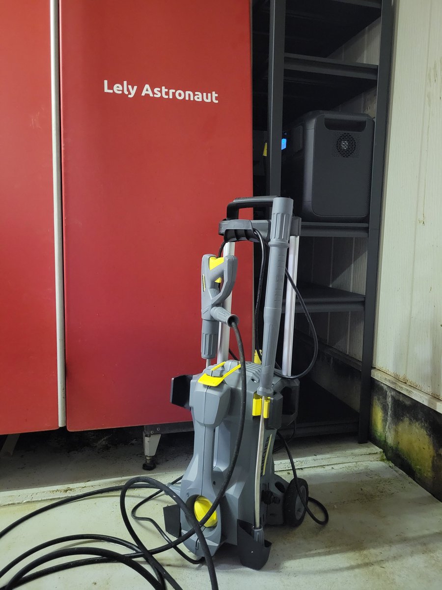 yoko_rin's tweet photo. 家庭用ケルヒャーはすぐ壊れるのでしばらく敬遠してたんですが今回業務用を購入してみました。
電源も諸事情によりポータブル電源で。
今は大容量の製品も各社出揃い仕事の仕方にも幅が出てきましたね。
#HD4/8P
#AC200MAX
#ブラックフライデー https://t.co/Ba5MQPbWcU