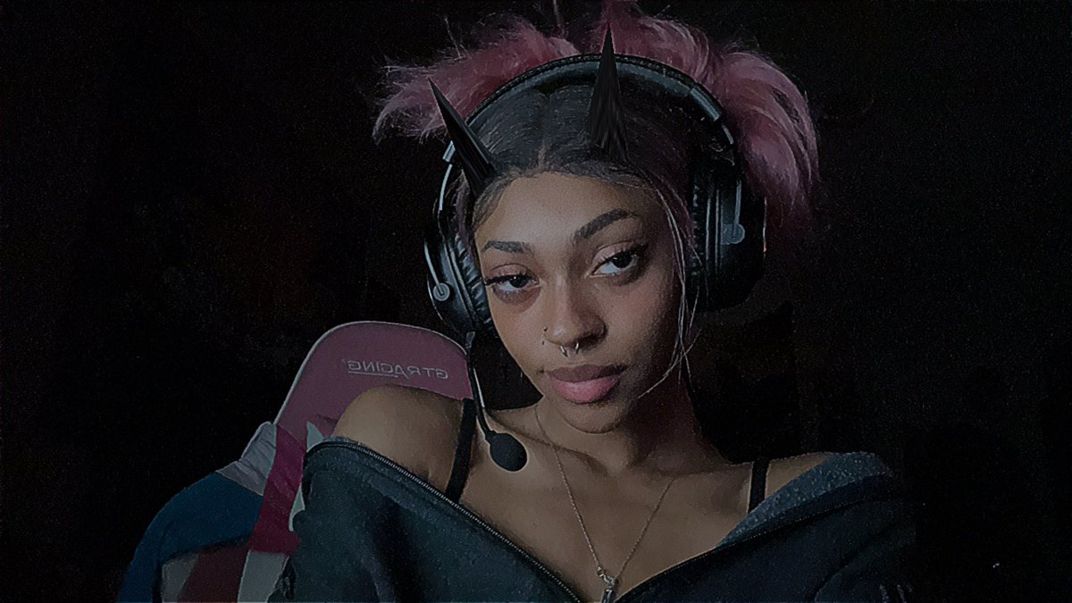 michaela 𖤐 tweet media