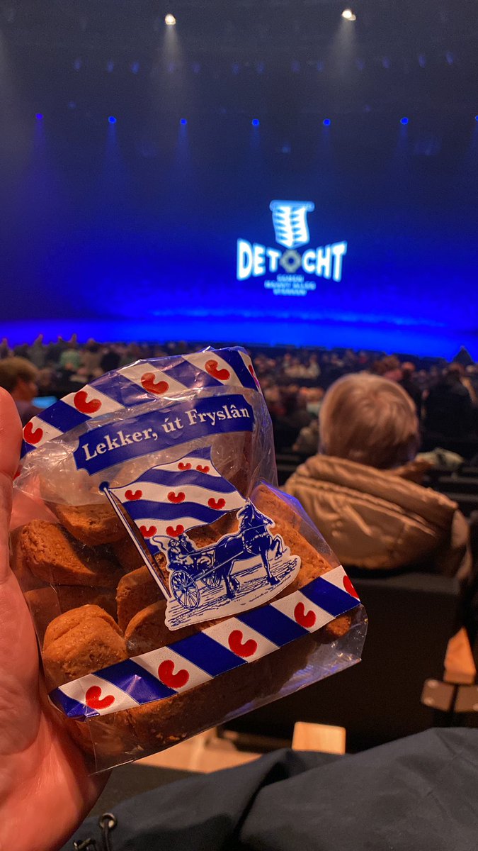 LeroyMijns's tweet photo. Vanavond musical #DeTocht gezien! Een waar Elfstedenspektakel. Met draaiende ijsbaan, Friese humor en een mooi verhaal. ⛸️

Het is vanuit Brabant een pokke-eind rijden naar Leeuwarden, maar zeker de moeite waard! ❄️ https://t.co/hyffjsb3es