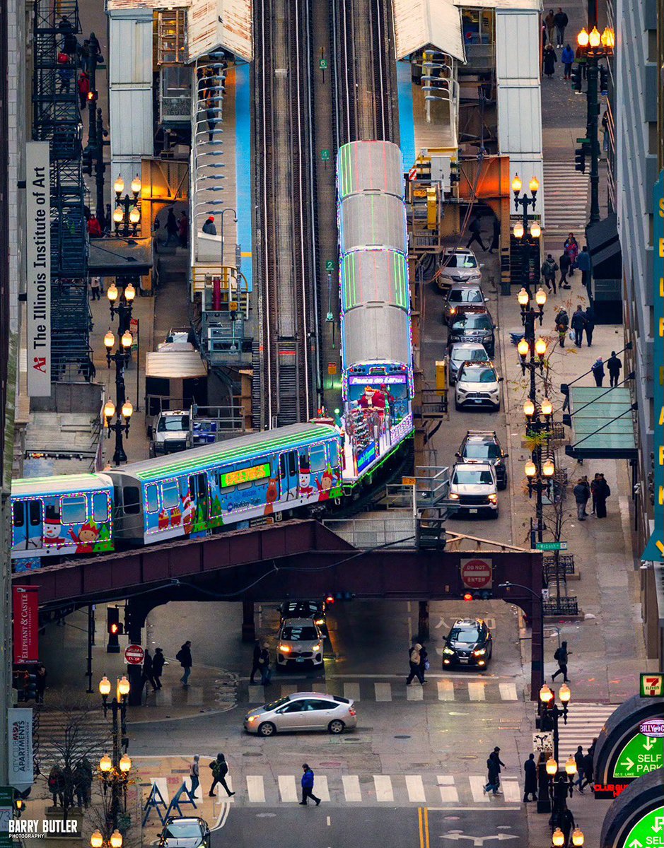 Today, the CTA Holiday Train made its first appearance of the season. Here is it this afternoon approaching the State and Lake station. I love when I see people on the street getting surprised seeing Santa riding the rails. #chicago #christmas #news