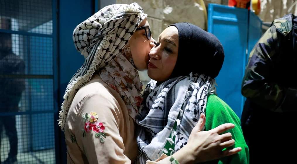 EmileHudso77458's tweet image. Pictures of Palestinians as they reunite with their loved ones