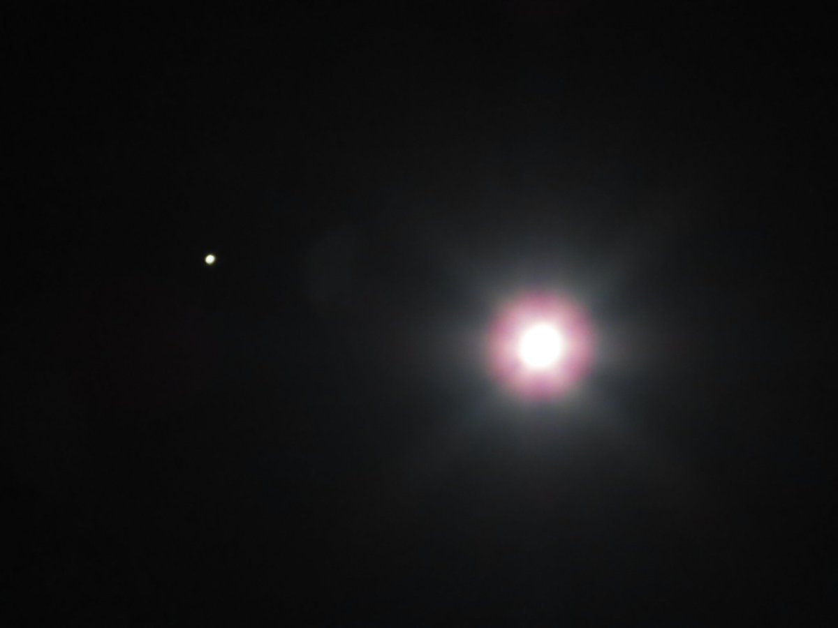ian_bill67's tweet photo. Tonights #moon and #jupiter over Milton Keynes @scenesfromMK #lunar #lunartic @DavidBflower #ThePhotoHour #StormHour @ChrisPage90 https://t.co/6TGBzE8wGs