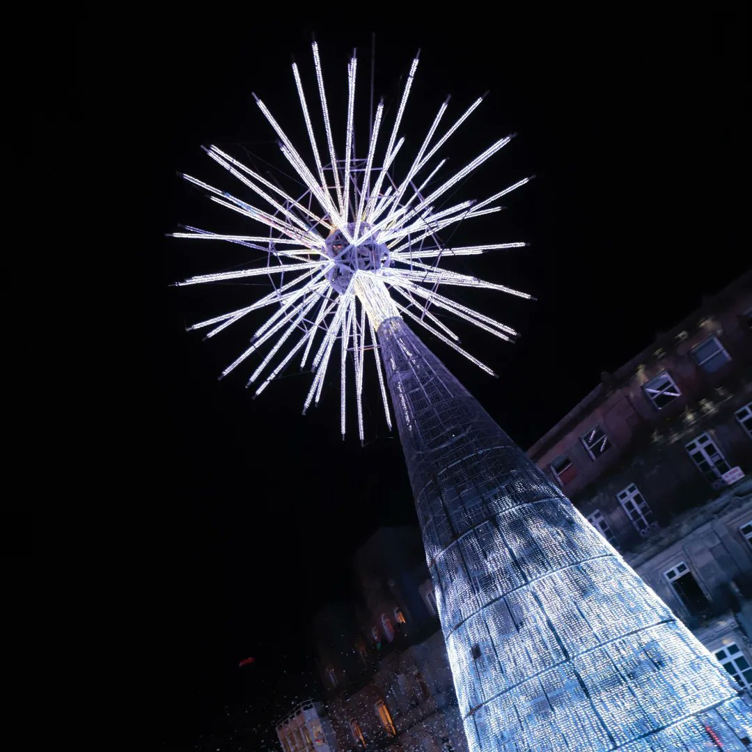 abelcaballero's tweet photo. ✌️ Un año más, Vigo inicia la Navidad en el mundo 🎄🌟🎁 https://t.co/gmCaVjFQ5A