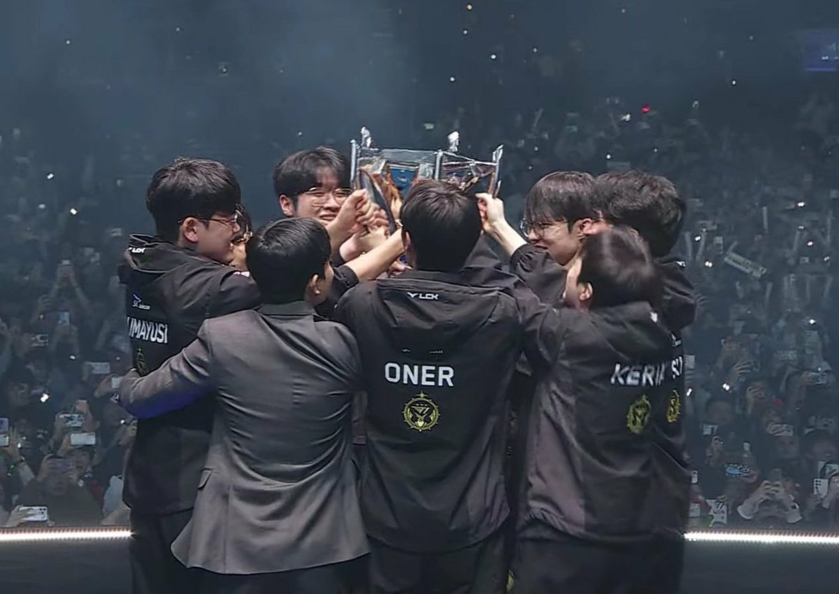 KatarsisEsp's tweet photo. yo: 😔😔😔😔
*recuerdo que t1 ganó el Mundial*
yo: 🥰🥰🥰🥰 https://t.co/sQJBiJtUbO