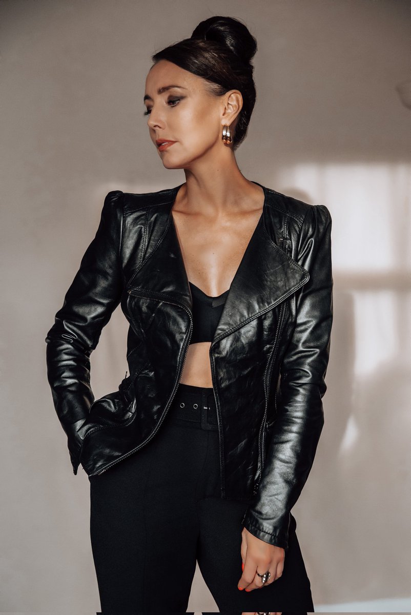 Edmahoo's tweet photo. It's been a very busy day setting up, working with this amazing woman over the weekend! "Wish me luck and have an awesome weekend peeps, see you on Monday!" โ๏ธ โฅ #fashion #photography #filmmaking #promotionalwork https://t.co/n73rZkj4an