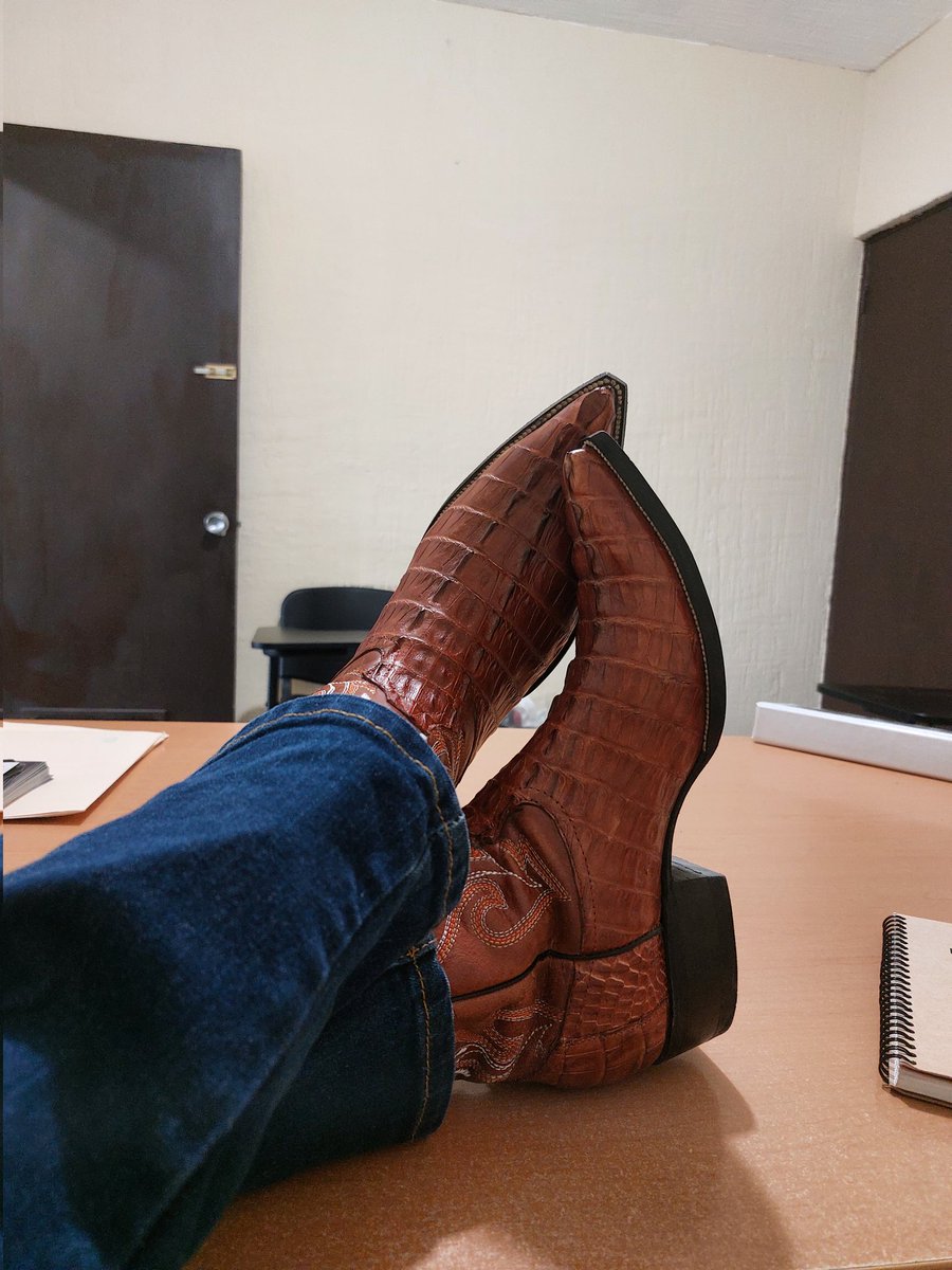 sígueme en Instagram:  @eduardo_boots27
