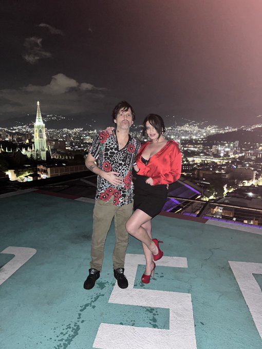 Con Jose, vocalista de Los de adentro, disfrutando de la vista de Medell&iacute;n, desde Hangar45. https://t<a href="/tag/desnuda"class="tags"><span>#desnuda</span></a>