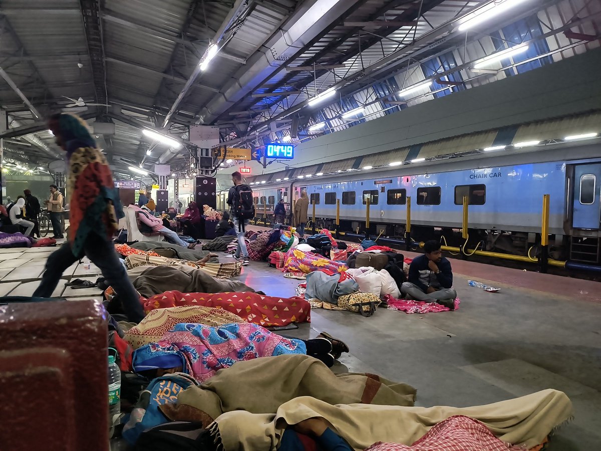 MohantaShyan's tweet photo. @vidu90 @RailMinIndia @RailwaySeva @RailwayNorthern @EasternRailway @PMOIndia @nationalrailenq @indiatvnews @aajtak @ZeeNews @CNNnews18 It is such a worst management https://t.co/1uO0WoGsJH