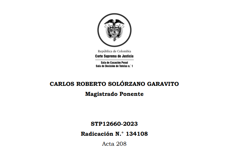 JurisprudenCol's tweet photo. El requisito de subsidiariedad de la acción de tutela cuando se cuestionan actos administrativos.

La jurisprudencia constitucional ha advertido que la acción de tutela, por regla general, no es el mecanismo judicial procedente para controvertir actos administrativos, pues, para tal efecto, existen acciones judiciales pertinentes que deben ejercerse ante la jurisdicción de lo contencioso administrativo, como lo es el medio de control de nulidad y restablecimiento del derecho1 dispuesto en el artículo 138 de la Ley 1437 de 2011. La Corte Constitucional ha explicado que, al momento de evaluar la procedencia de la acción de tutela, el juez debe considerar no solo la hipotética existencia de otros medios de defensa judicial, sino también su idoneidad material, es decir, la aptitud funcional de acuerdo con las necesidades y particularidades de cada caso2. Lo anterior, por cuanto, si existen otros mecanismos ordinarios de defensa judicial, pero estos no son lo suficientemente idóneos en orden a asegurar los derechos vulnerados, la acción tuitiva procede, incluso, como mecanismo principal.

Con todo, no se puede olvidar que la eficacia de los medios de defensa ordinarios no necesariamente depende de la velocidad con la cual se resuelve un asunto, pues con este parámetro todas las demás acciones instituidas en el ordenamiento jurídico, con excepción del hábeas corpus, serían ineficaces; y, por lo mismo, ningún sentido tendría la existencia de otros medios de defensa, lo cual es contrario a la naturaleza de la acción de tutela. Es por ello por lo que, para el análisis de la subsidiariedad de la acción de tutela, debe tenerse en cuenta que, en el marco del proceso contencioso administrativo, el artículo 230 de la Ley 1437 de 2011, establece las medidas cautelares que pueden ser preventivas, conservativas, anticipativas o de suspensión. Las cuales pueden ser solicitadas por la parte interesada y decretadas por el juez en cualquier etapa del proceso. 

Para ello se surtirá el procedimiento previsto en el canon 233 de la Ley 1437 de 2011, que contempla que el juez correrá traslado de la solicitud de medida cautelar en auto separado para que el demandado se pronuncie sobre ella dentro del término de cinco (5) días, plazo que correrá en forma independiente al de la contestación de la demanda. La misma será decidida y notificada de forma simultánea con el auto admisorio, y no procederá ningún recurso en su contra; providencia que deberá adoptarse dentro de los 10 días siguientes al vencimiento del término de que dispone el demandado para pronunciarse sobre ella. Igualmente, el mismo código contempla medidas de urgencia, dispuestas en el artículo 234 ejusdem, que pueden ser ordenadas desde el momento en que se presente una solicitud y sin necesidad de notificar previamente a la otra parte, siempre y cuando se verifiquen las condiciones generales previstas para su adopción3. En ambos casos, se admiten los recursos de apelación o de súplica que deben ser decididos en un plazo máximo de 20 días. Términos anteriores que, en su conjunto, resultan razonables de cara a la necesidad de protección de los derechos conculcados y a la garantía del derecho a la defensa y contradicción de las demás partes involucradas o afectadas con la medida cautelar.

No obstante lo anterior, la Sala destaca que la acción de tutela resulta improcedente básicamente por dos razones: En primer lugar, porque dicho acto administrativo no fue cuestionado en sede administrativa y contra el mismo procedía el recurso de reposición conforme fue dispuesto en el numeral quinto de su parte resolutiva, lo que de contera permite concluir que no se agotaron todos los medios que se tenían a disposición en aquella etapa procesal. Y, en segundo lugar, porque el actor cuenta con los medios de control dispuestos en la jurisdicción contenciosa administrativa para cuestionar los efectos del aludido acto. En tal sentido, tiene la posibilidad, a través de la nulidad y restablecimiento del derecho, siempre y cuando se verifiquen los requisitos para su procedencia.

Portal de actualización Jurisprudencial. Solicita tu suscripción aquí 👉 https://t.co/LAQoZz9cUI