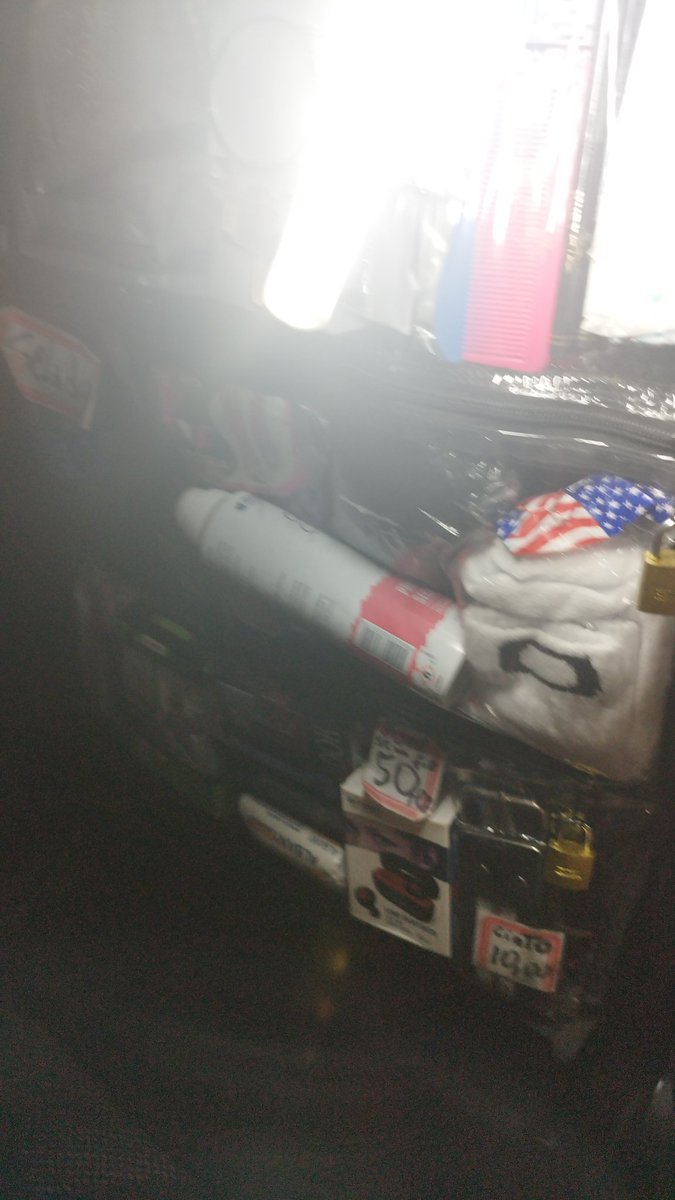 Jujuzinhaandr's tweet photo. E esse kingo q eu peguei de Uber que tem simplesmente todos os produtos possíveis pra vender dentro do carro! #Uber #Memes #memestwitter https://t.co/Ul6kiJroZN