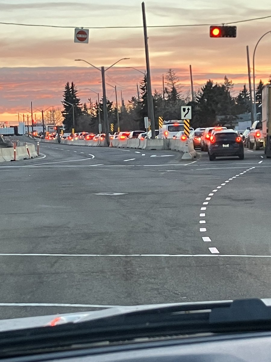 ShayeGanam's tweet photo. Everyone loves a rush hour Friday #StupidTrain especially when the damn thing isn’t even moving. https://t.co/7HudatawfB