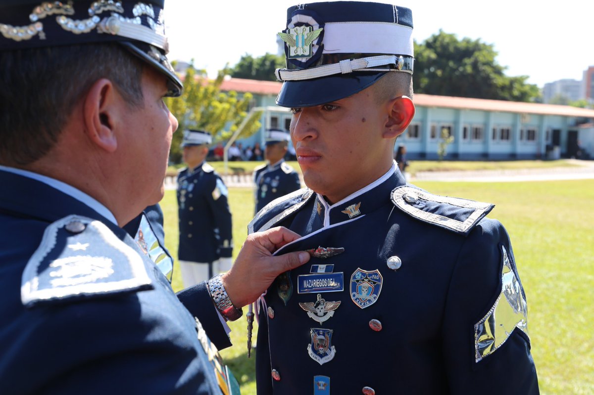 Ejercito_GT's tweet photo. #EjércitoGT | La Escuela Técnica Militar de Aviación #ETMA llevó a cabo acto de graduación de la 39 promoción de Peritos en Mecánica de Aviación y Bachilleres en Ciencias y Letras y Clausura del ciclo escolar 2023. ✈️🚁 https://t.co/rPuBcyHErd