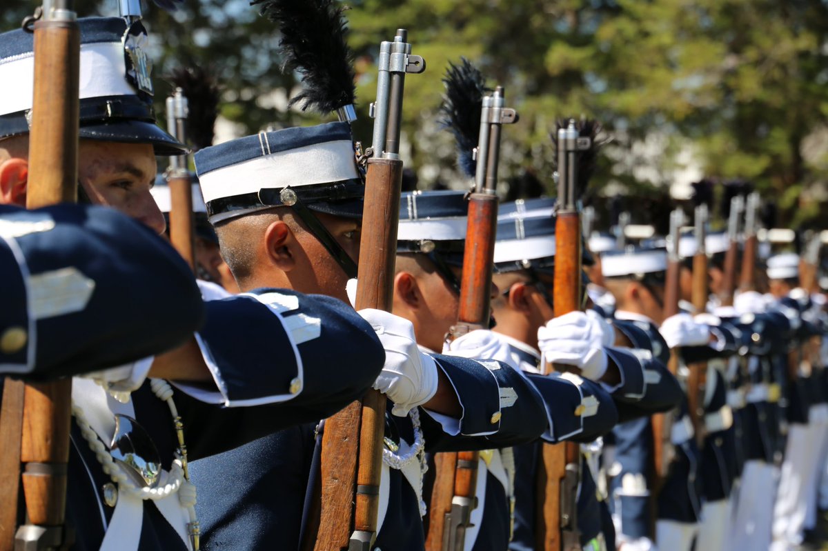 Ejercito_GT's tweet photo. #EjércitoGT | La Escuela Técnica Militar de Aviación #ETMA llevó a cabo acto de graduación de la 39 promoción de Peritos en Mecánica de Aviación y Bachilleres en Ciencias y Letras y Clausura del ciclo escolar 2023. ✈️🚁 https://t.co/rPuBcyHErd