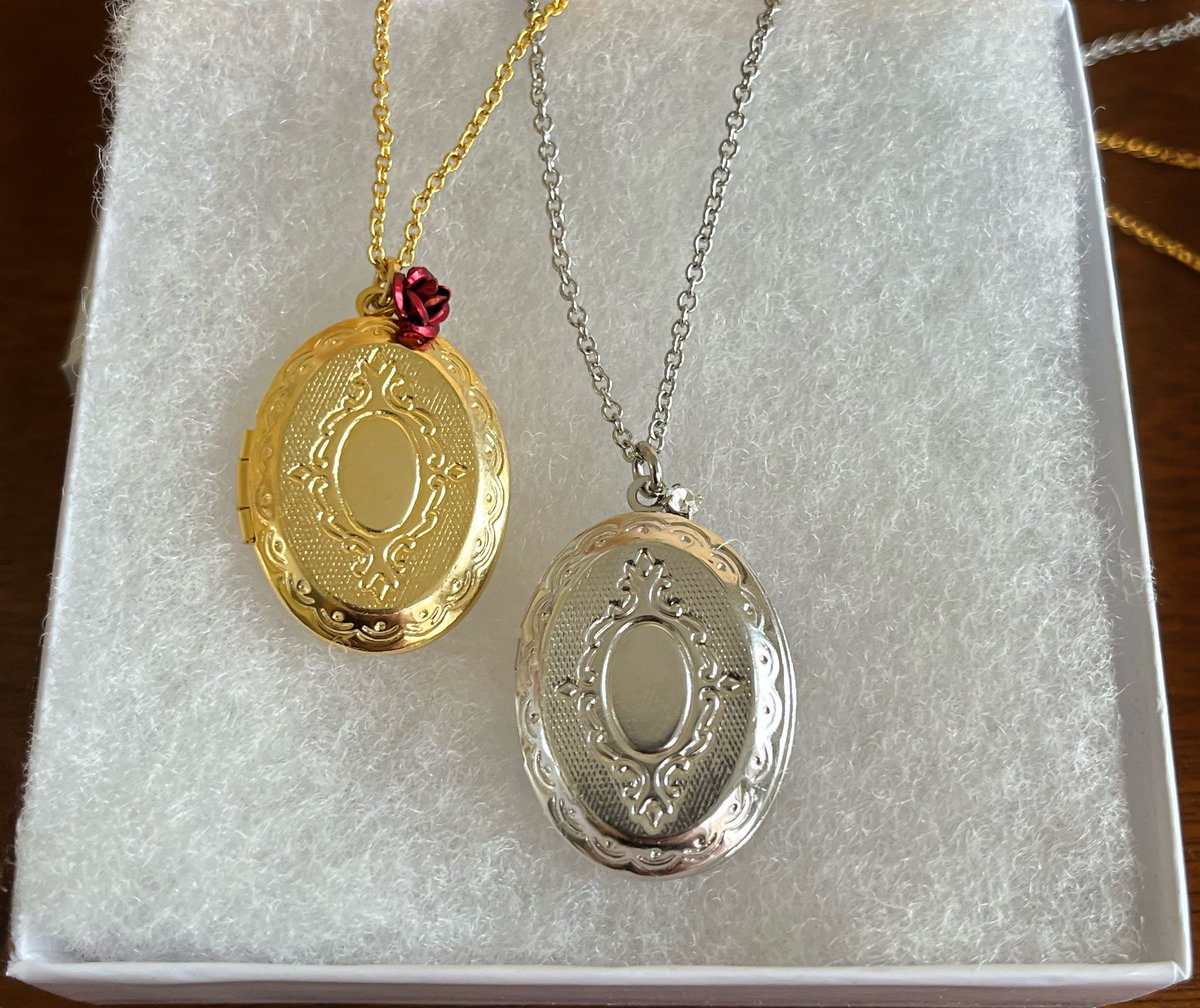 badxmasbingo's tweet photo. You asked for it…. You BEGGED for it (okay no one begged but like at LEAST six or seven people asked politely)… Introducing the Tragic Locket™ from Bad Christmas Movie Bingo! Details 👇👇👇 #LettersToSanta https://t.co/oRc9cZ8iNB