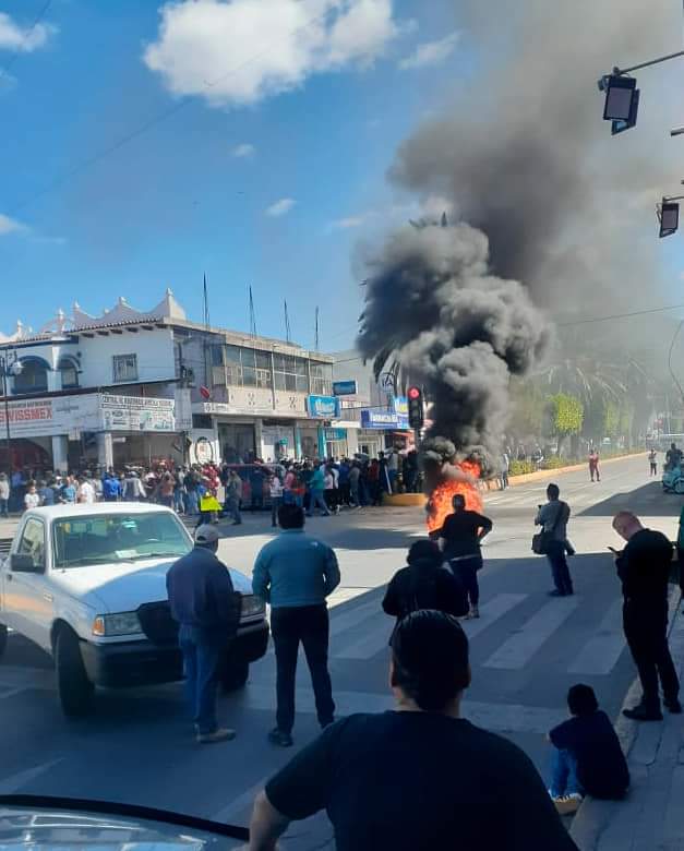 magarelyhl's tweet photo. Él es Óscar Rosales Carmona, el empresario y músico asesinado ayer en #Tecamachalco durante un violento asalto. El ayuntamiento responsabiliza al banco de la seguridad; hoy, los pobladores se manifestaron y bloquearon la federal Puebla-Tehuacan https://t.co/FF4FUCqrBN