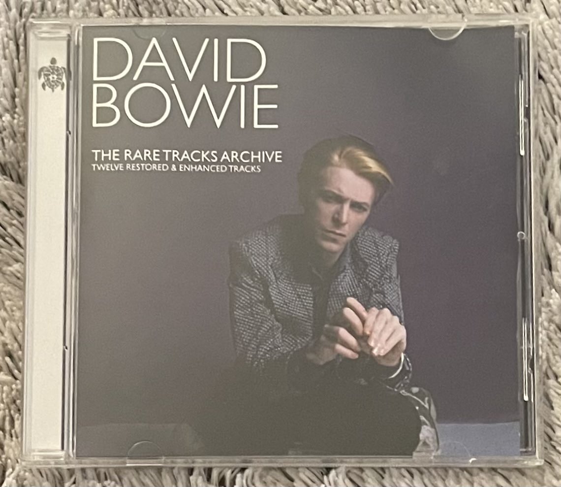 Weird_n_Gilly's tweet photo. Took some Bowie CDs in the car with me today
I haven’t played any CDs in over two years… that’s a mistake when it’s not on vinyl👨🏻🎤⚡️✨
#JourneyBack #NotOnVinyl #TheRareTracksArchive
#Rare #Demos #SMSC #AlternateVersions https://t.co/Jlj4800zm8