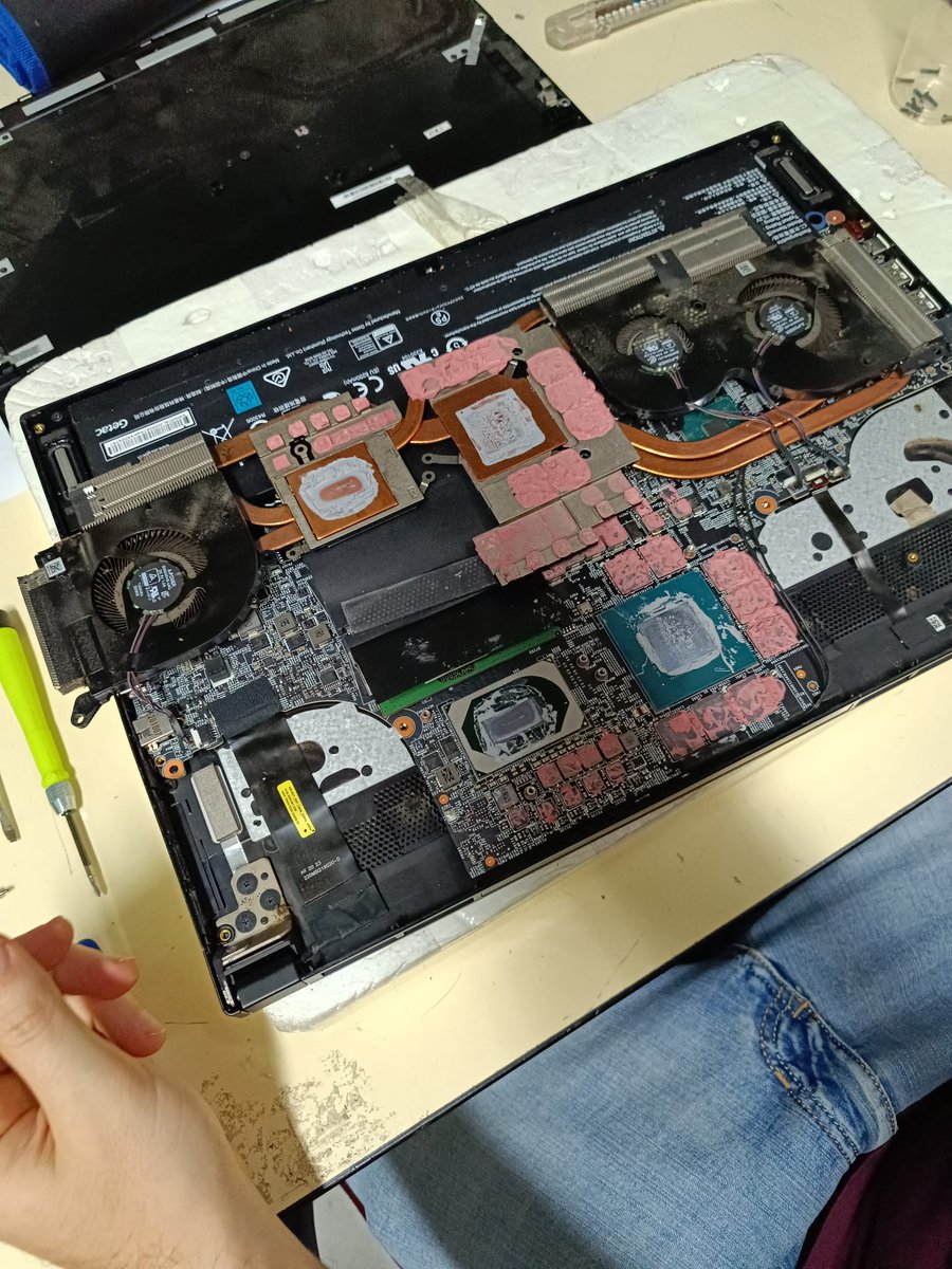 A veces nos encontramos con casos como este. Portátil MSI que llega de otro servicio técnico con un diagnóstico erróneo. Exceso de pasta térmica para evitar sobrecalentamiento cuya causa es un corto en un circuito integrado de la placa base que requiere reparación de laboratorio