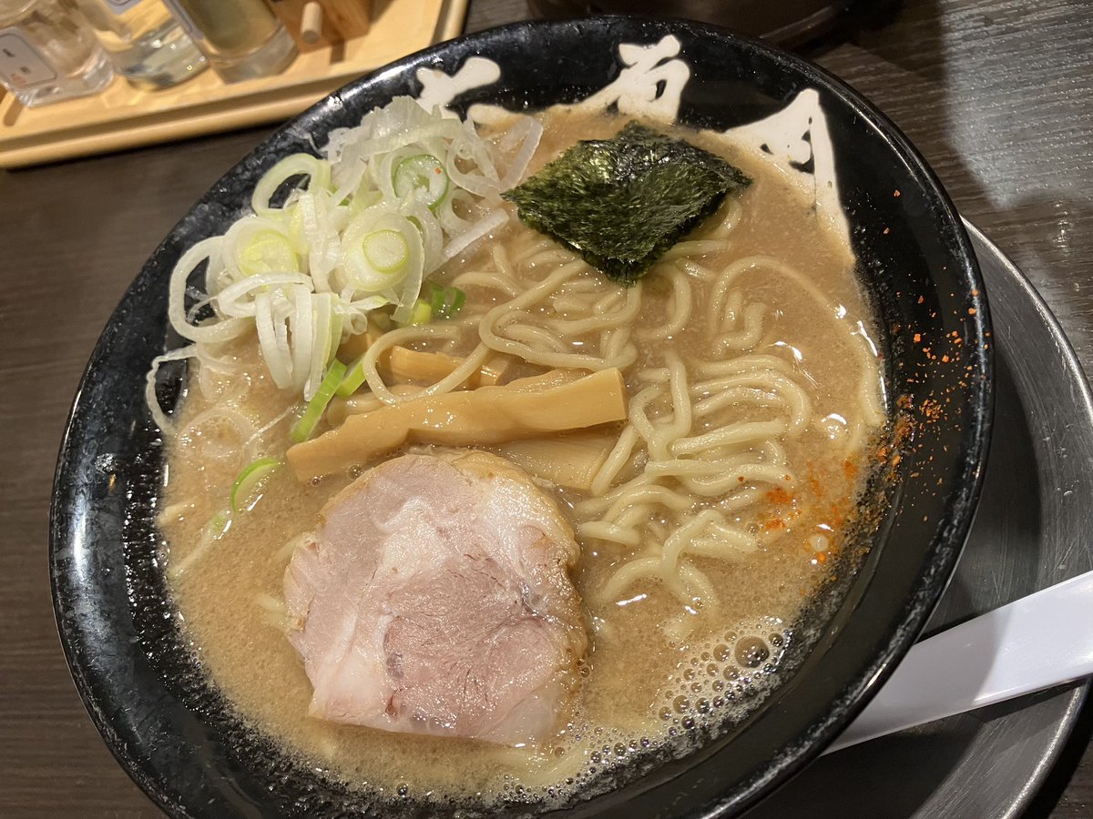 CHIPAN48200845's tweet photo. ＃六厘舎　　上野

久々の中華そば。　
ん？ん？ん〜〜〜〜〜まい！！

新しい店が次々と現れるが
他を寄せつけない完成度。
店は言えないと思うので代わりに・・・これが本物！

濃厚だがバランスよく、前よりも豚骨臭も控えめ。旨味も濃すぎない見切り。

季節的にもおすすめ。
@770コスパも最高！ https://t.co/G377KeWlCz