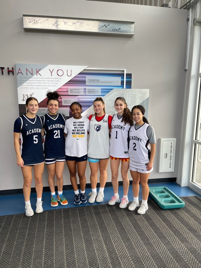 Surprise stop-in from our favorite Canisius Golden Griff today <a href="/SaigeRandolph/">Saige Randolph</a> ! What a fantastic role model for our players to follow!