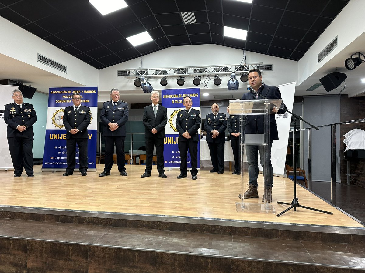 Asamblea anual de unijeMpol Comunitat Valenciana. Entrega de distinciones anuales al mérito en la policía 👮‍♀️ local por sus años de dedicación, nos acompaña el Secretario Autonómico de Seguridad y Emergencias Don Javier Montero. Gracias por acompañarnos.