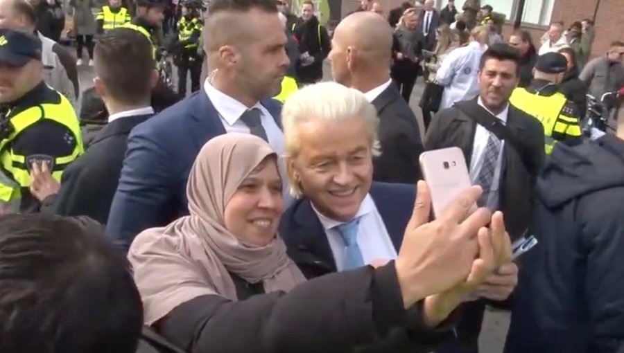 MeijertjeTanja's tweet image. We’ve got your back !!! 

#PVVOP1 #PVVdegrootste 

Van @geertwilderspvv blijf je af. 

Wat een prachtige foto ..!!