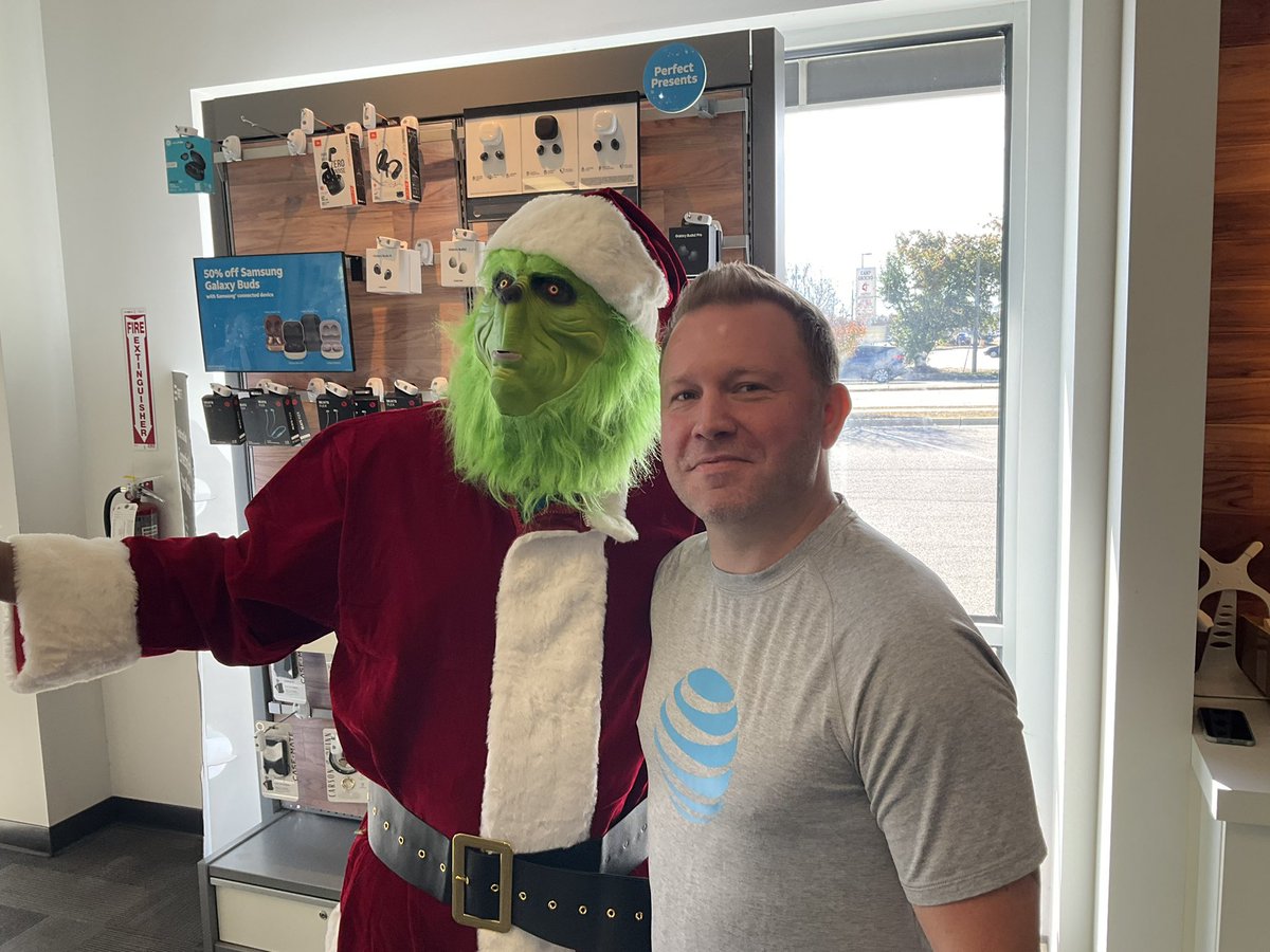 Our fearless leader <a href="/nmvd1025/">Nathan VanDame</a> and I had a great Green-Friday, with the one and only @VinceLeaks. We might have shown out a little 👀🎅