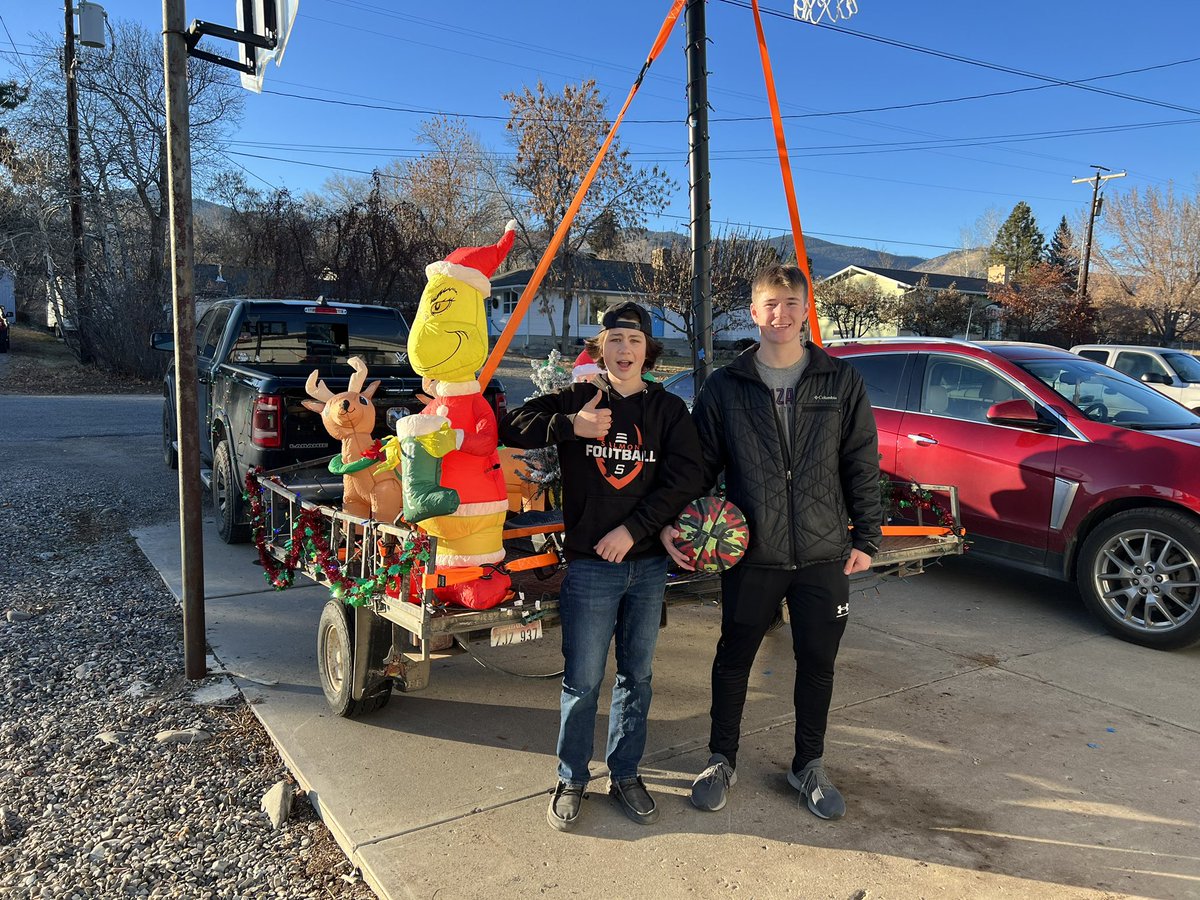 CoachPlatz's tweet photo. These 2 with the Parade of Lights Float for Salmon Boys Basketball. Great job. https://t.co/n09QGp93HN