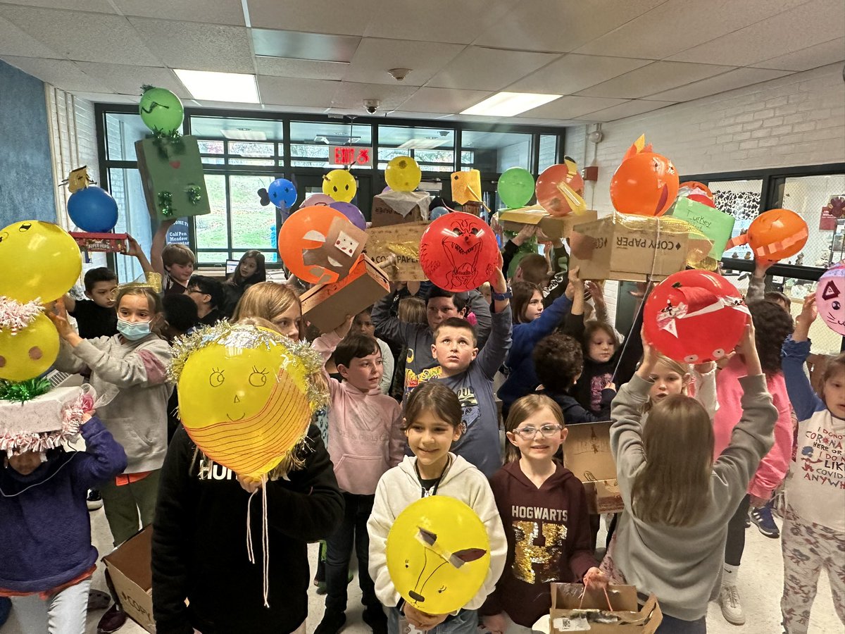MrsWhitCPM's tweet photo. Fourth and second grade students collaborated on the creating and building of Thanksgiving day floats based on the book Balloons over Broadway.  Then the parade! #engineering #partnership https://t.co/9WCHuS4aFb