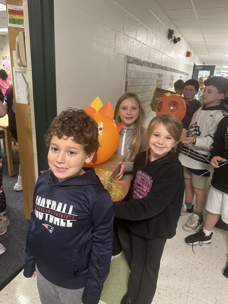 MrsWhitCPM's tweet photo. Fourth and second grade students collaborated on the creating and building of Thanksgiving day floats based on the book Balloons over Broadway.  Then the parade! #engineering #partnership https://t.co/9WCHuS4aFb