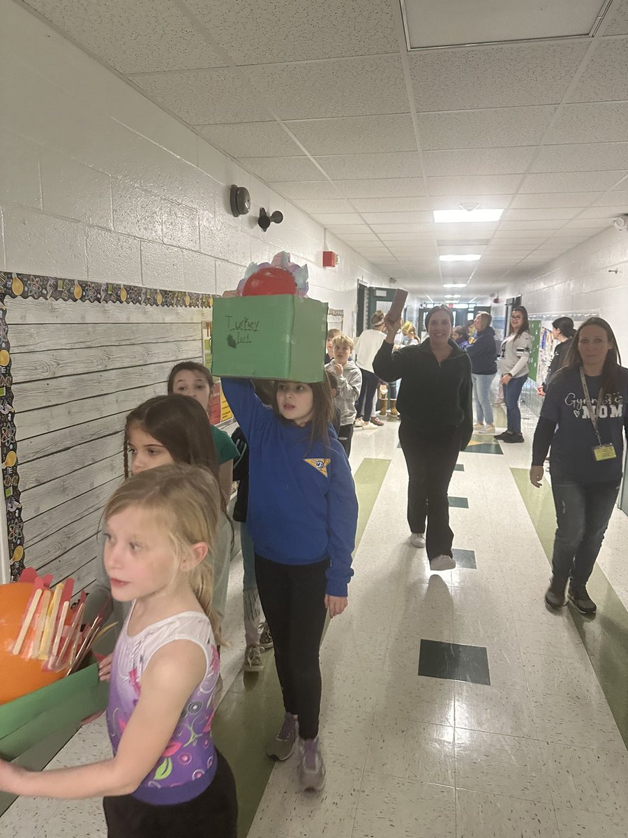 MrsWhitCPM's tweet photo. Fourth and second grade students collaborated on the creating and building of Thanksgiving day floats based on the book Balloons over Broadway.  Then the parade! #engineering #partnership https://t.co/9WCHuS4aFb