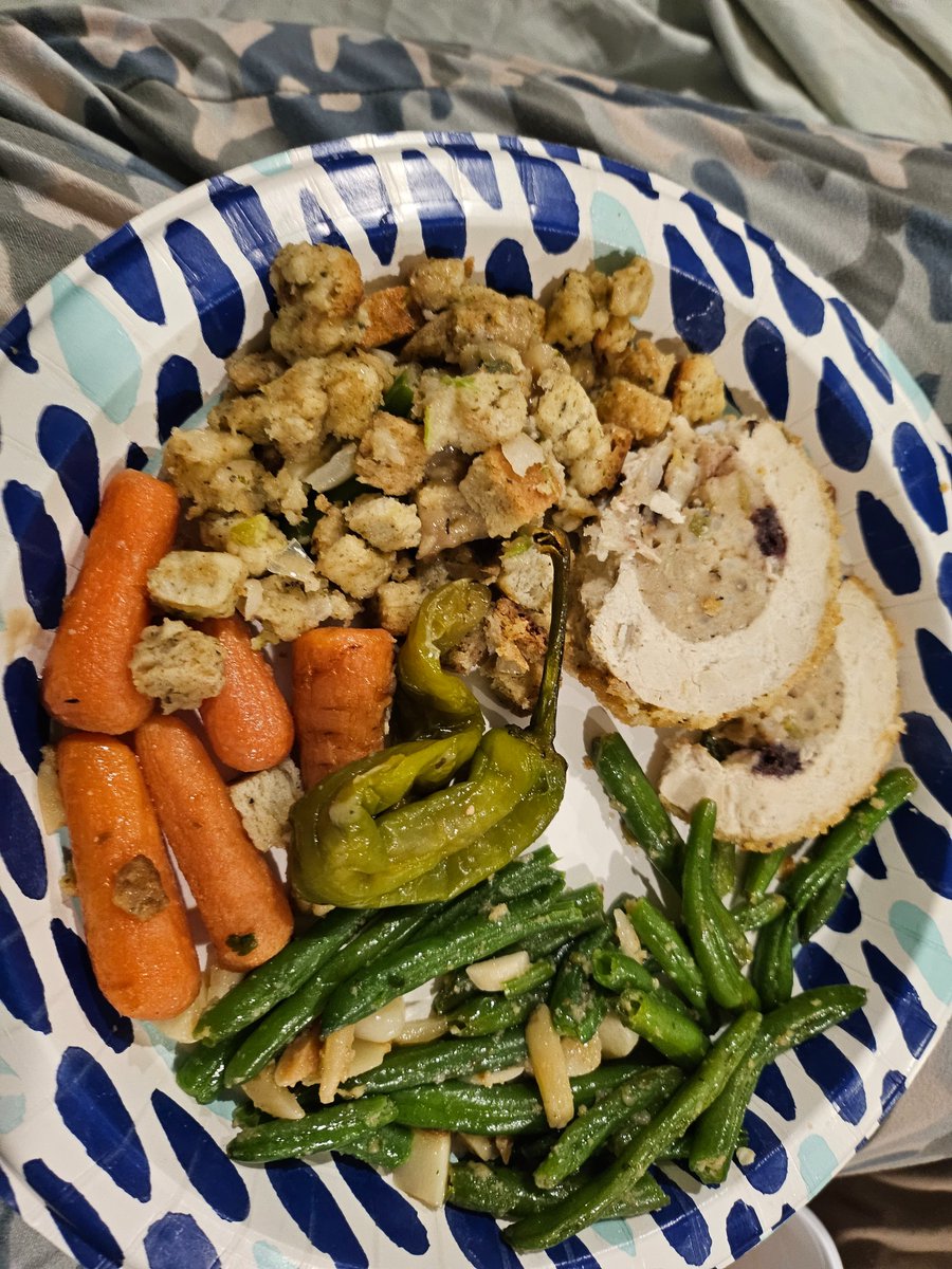 NJ_Shore65's tweet photo. Today is the real thanks. While my husband is in the living room watching football, I am sitting alone in bed with a plate of vegan leftovers and whiskey punch binge watching #Studio60 with Matthew Perry. Oh yeah!
#veganism
#vegans
#veganfood
#thanksgiving https://t.co/TS25lueFfa