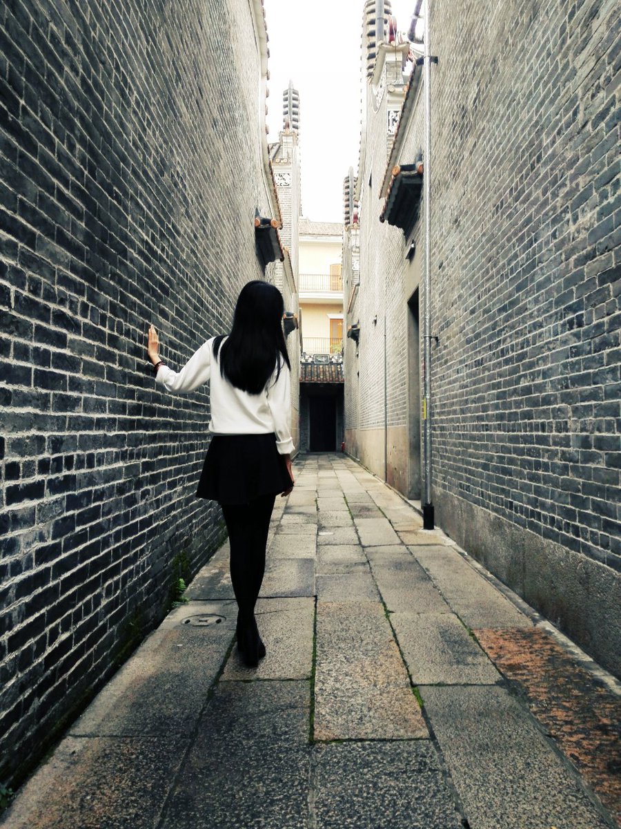 关上院门，私语急匆匆地在前面走着。我也急匆匆地跟在她身后，看着正午的阳光洒在私语身上，照亮她的头发的边缘。她猛然回头看着我一笑，眼睛里依然有碎星般的灿烂，唇角依然有两个淡淡的小酒窝，笑容依然如此熟悉，甜美，可爱而清纯！然后又回头急匆匆向前走了。我却愣了一下！