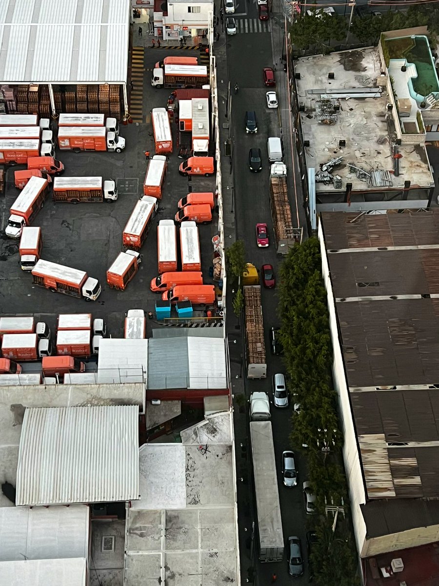 rubenbravodf's tweet photo. @AlcaldiaAO Por favor su apoyo aquí en calle 4 y grutas es insoportable el tráfico que provoca @BonafontMexico utiliza ambas calles como estacionamiento para sus proveedores y empleado sin importarle el tráfico y afectaciones a los vecinos. Ayuda por favor 🙏🏼 miren: https://t.co/EYFq6OWb7r