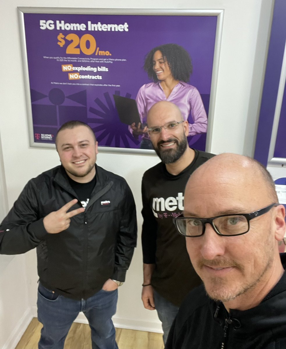 MagentaAk's tweet photo. Had a great store visit with Jay and Alex at our North Olmsted OH store!!  #MetroByTmobile is the place to be this holiday weekend!!  #CentralEast #ClevelandWest https://t.co/L5KUonpvbb
