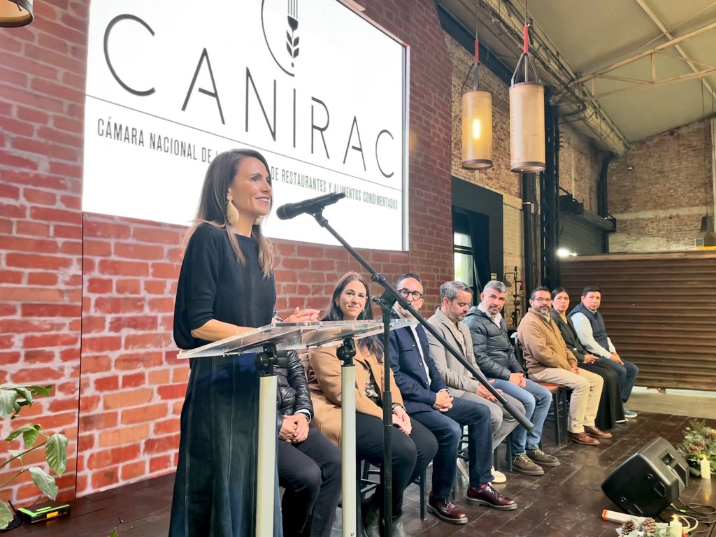 canirac's tweet photo. 🍴Junto a @PincheGringoBBQ @AlcaldiaMHmx y Fundación @MetLifeMx celebramos el día de #AcciónDeGracias, compartiendo la mesa con +250 mujeres de los programas sociales de la demarcación. 🙋🏻‍♀️✨

#Thanksgiving2023
#LaMesaEstáPuesta https://t.co/RMAJzxfz0Q